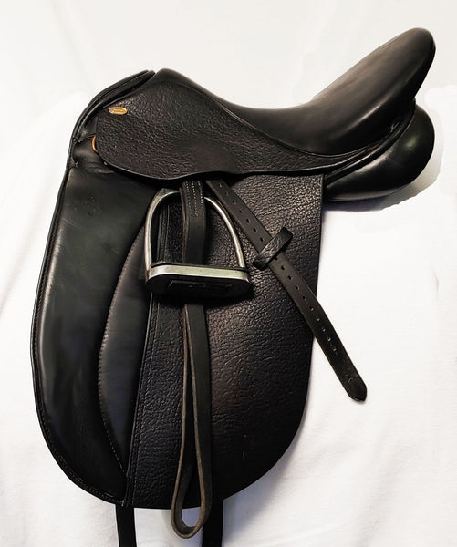 Classic Vega MW 17" Buffalo Leather Dressage Saddle w- fittings
